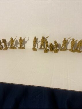Vintage Mini Tan/Yellow Army Men Soldiers Lot of 17 Hong Kong Plastic 1” Figure